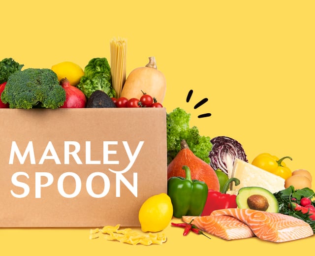 Marley Spoon Kochbox voll mit frischen Zutaten, einer gefüllten Essenstüte sowie einer Rezeptkarte