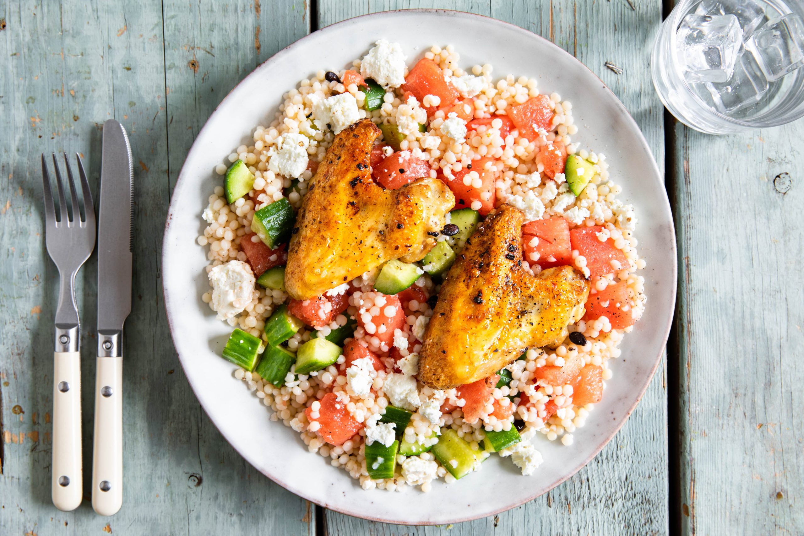 Saftige Chicken Wings auf sommerlichem Perlencouscous-Melonen-Salat