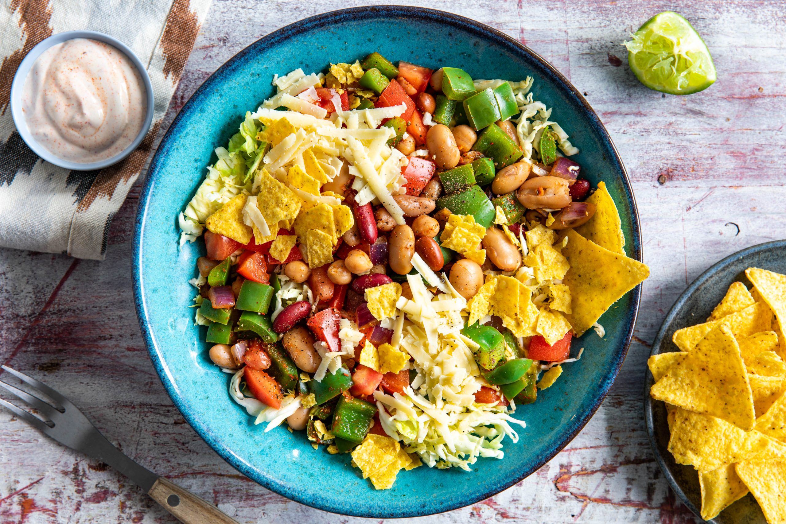 Taco-Salat-Bowls mit Cheddar und Saure-Sahne-Limetten-Dressing