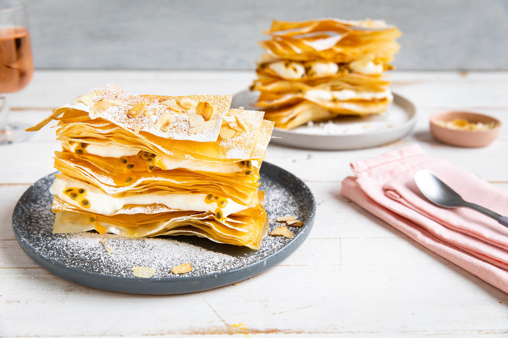 Mille-feuille mit Vanille-Mascarpone-Creme mit Passionsfrucht und Mandelblättchen