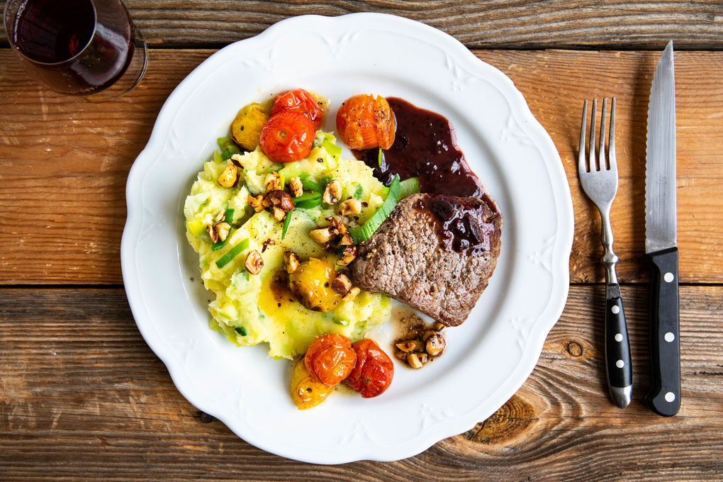 Rindersteak mit dunkler Sauce dazu Kartoffel-Lauch-Stampf und Nussbutter