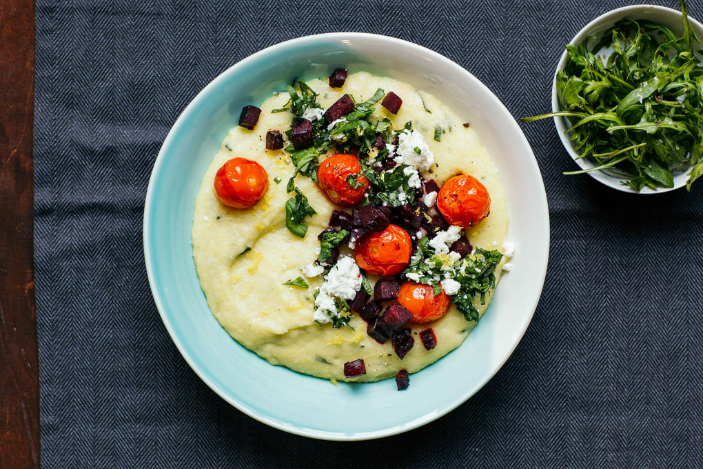 Glasierte Rote Beete mit Polenta und Käse Feta Art