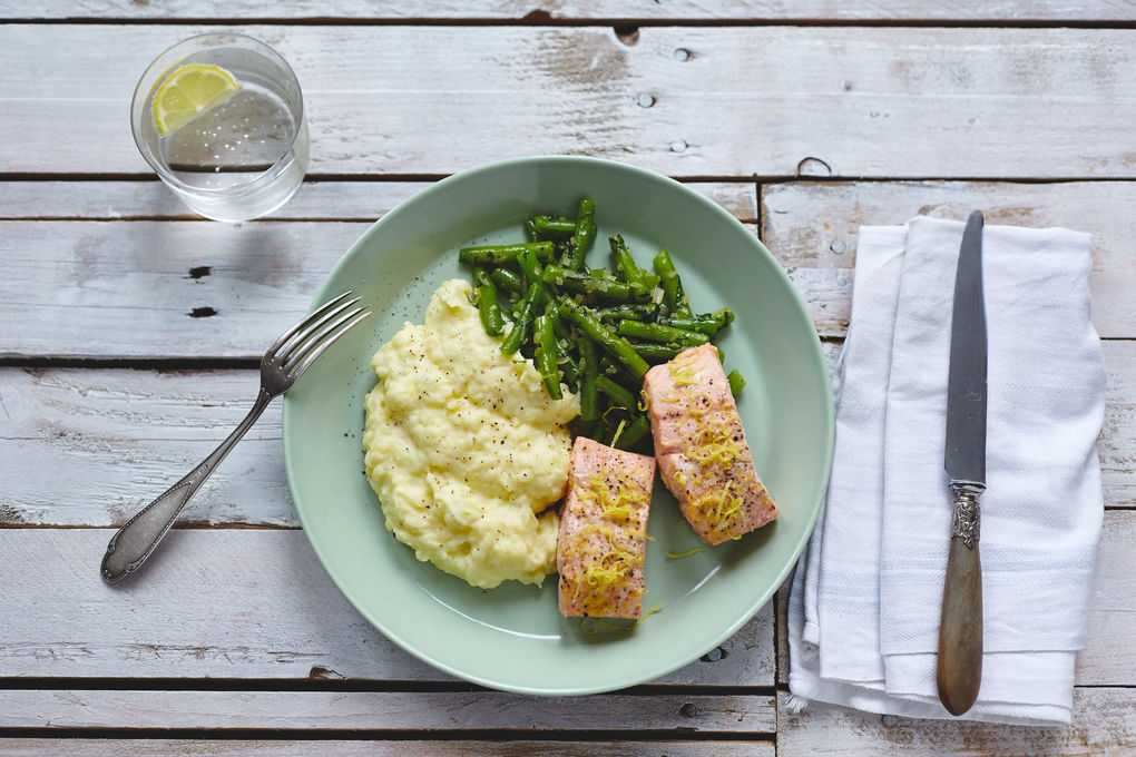Saftiger Zitronen-Lachs mit grünen Bohnen und Kartoffelstampf