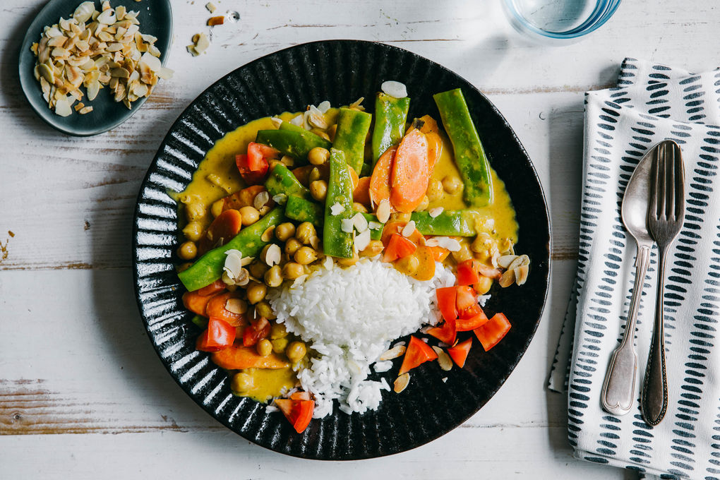 Cremiges Gemüse-Korma-Curry mit Jasminreis und Mandelblättchen