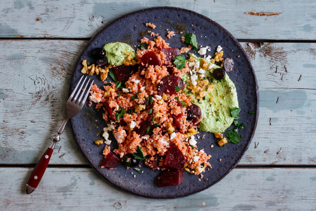 Rote Beete-Salat mit Käse und Weintrauben