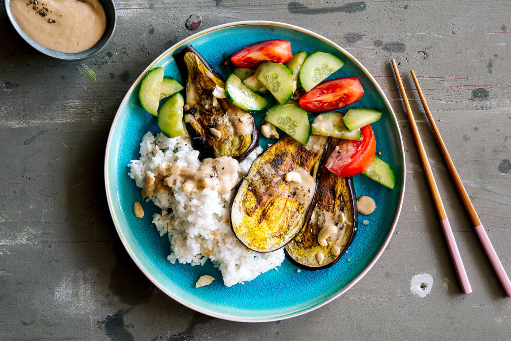 Asiatische Grill-Aubergine mit Erdnuss-Satay und Kokosreis