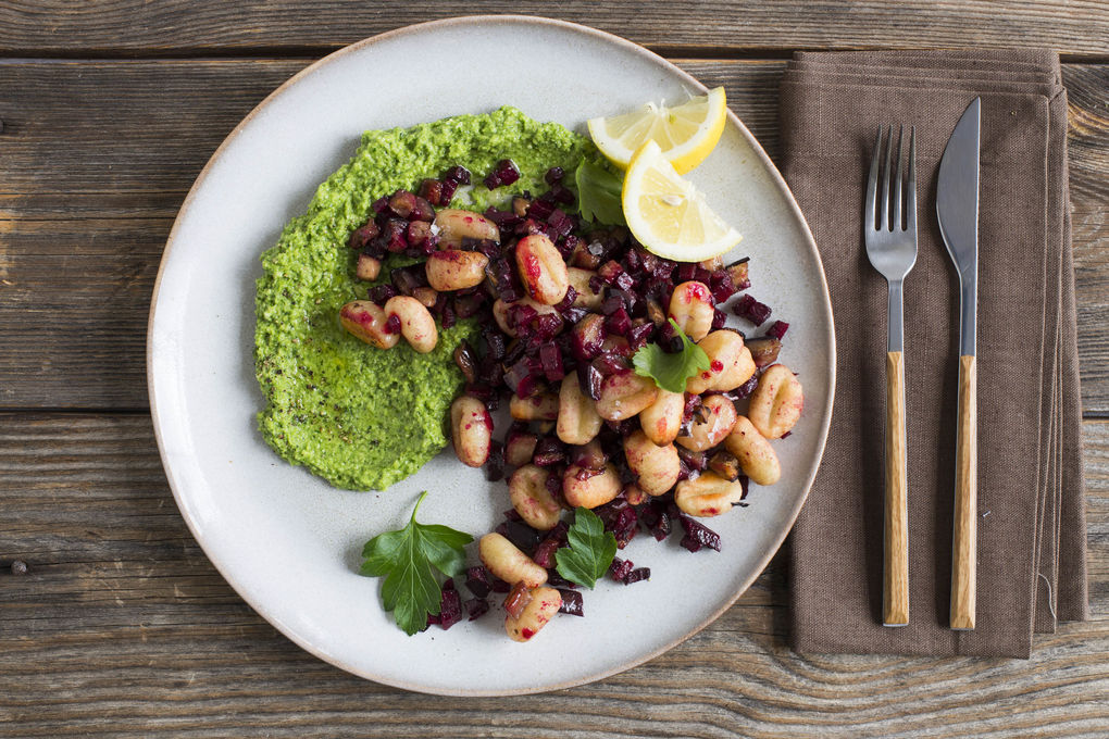 Rote Beete-Gnocchi mit Aubergine und Petersilien-Pistou