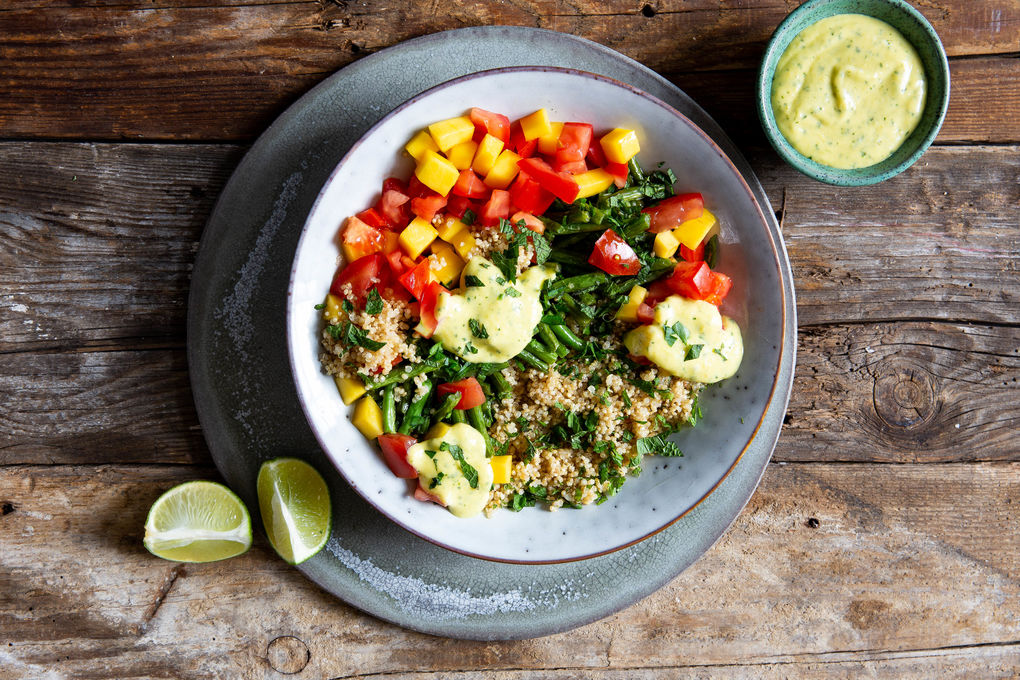 Fruchtige Quinoa-Bowl mit Bohnen und Mango-Minz-Dressing