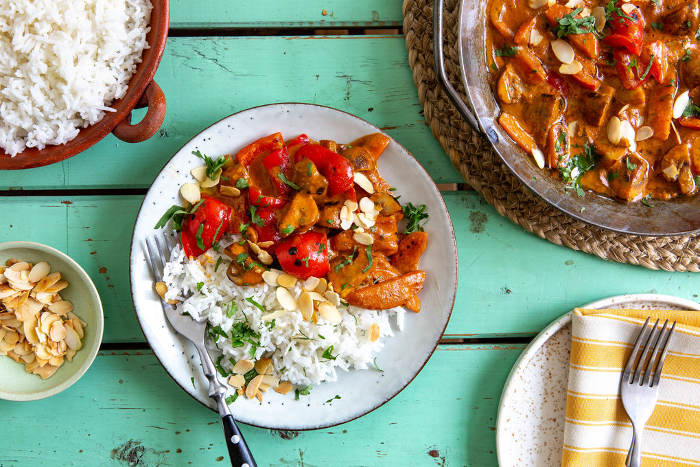 Rotes Korma-Gemüse-Curry mit Basmatireis und Mandelblättchen