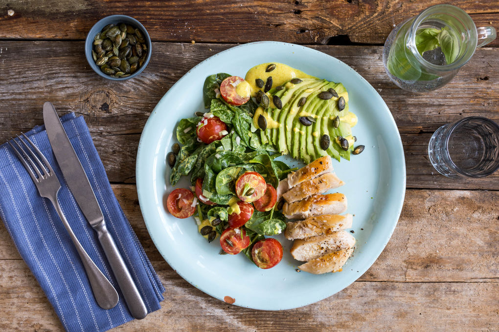 Avocado-Spinat-Salat mit Huhn mit Currydressing und Kürbiskernen