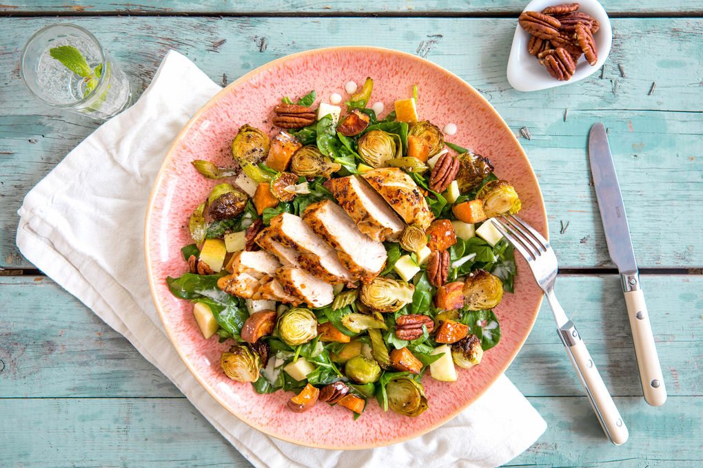 Würziges Hähnchen mit Nüssen auf Spinatsalat mit Ofengemüse