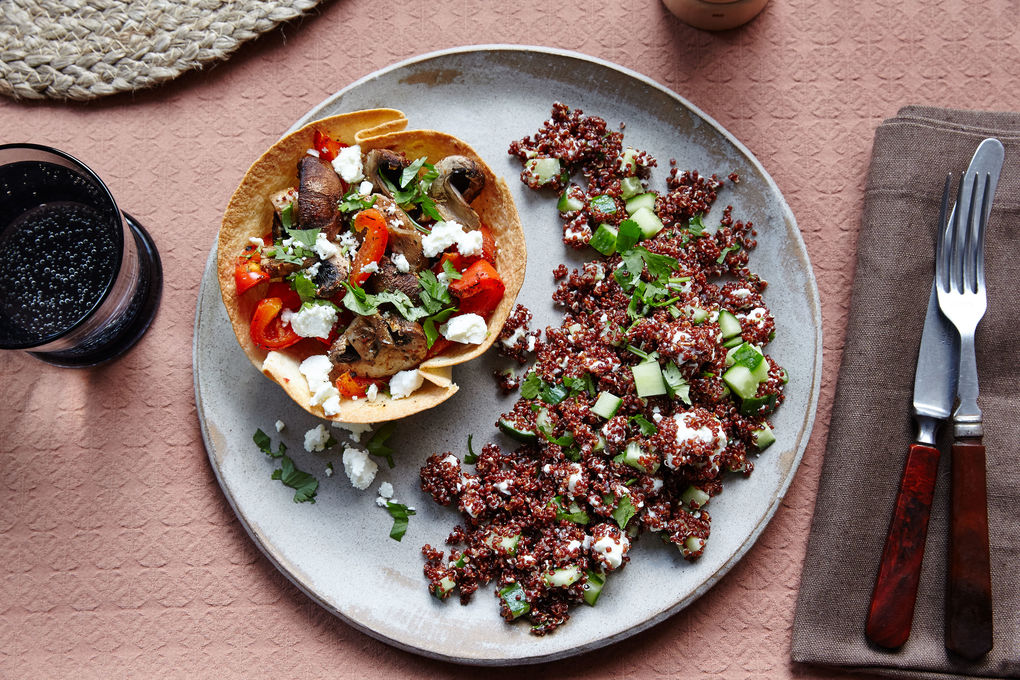 Burrito-Bowl mit Pilzen, Quinoa und Feta