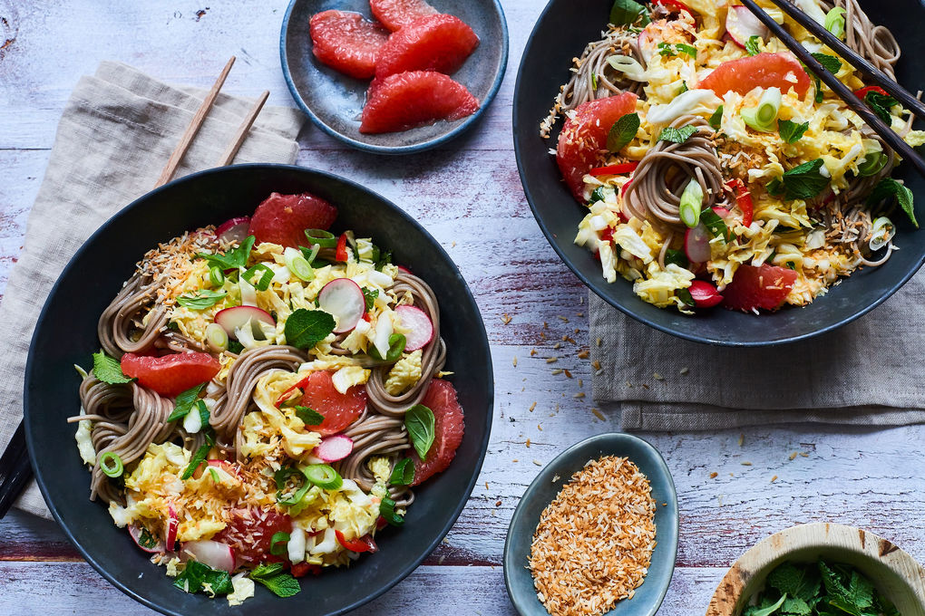 Leichter Nudelsalat mit Grapefruit und Kokosflocken