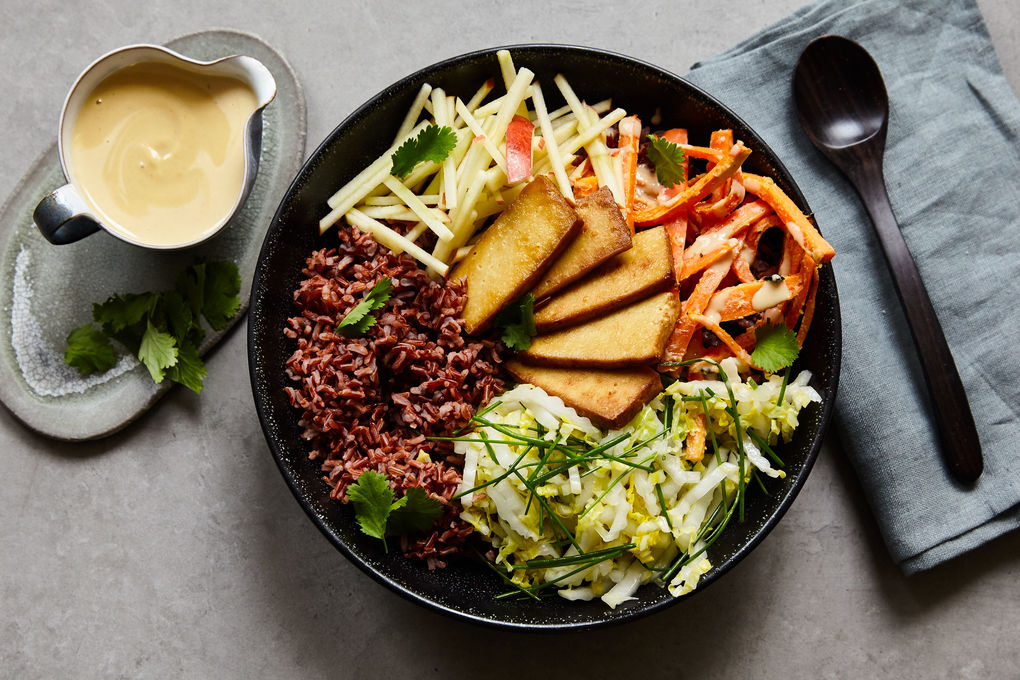 Bunte Reis-Bowl mit Räucher-Tofu und Miso-Dressing