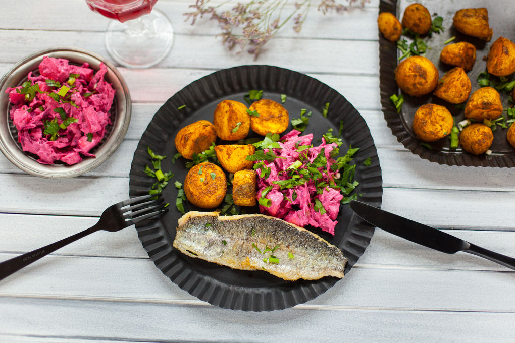 Saftiger Saibling mit indischen Kartoffeln und rote Beete Raita