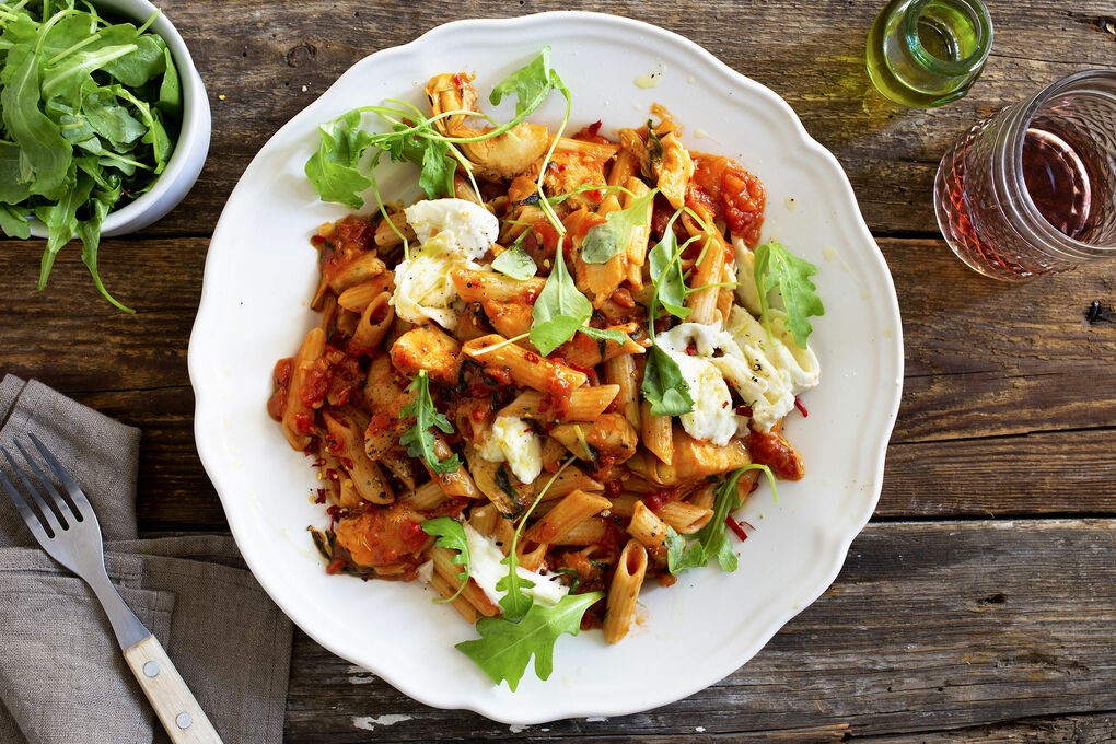 Penne all’arrabbiata mit Artischocken und Mozzarella