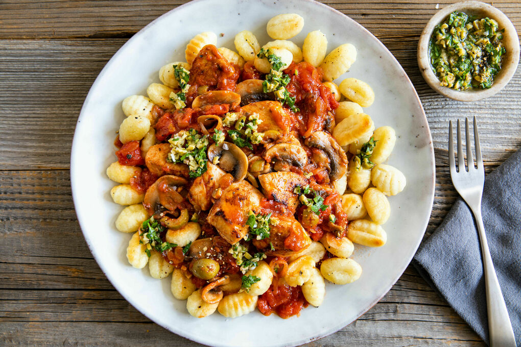 Pollo alla cacciatore mit Gnocchi und Oliven-Gremolata