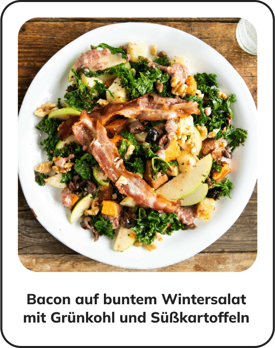 Bacon auf buntem Wintersalat mit Grünkohl und Süßkartoffeln
