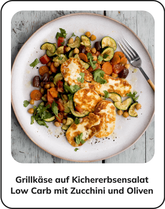Grillkäse auf Kichererbsensalat Low Carb mit Zucchini und Oliven