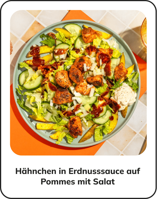 Hähnchen in Erdnusssauce auf Pommes mit Salat