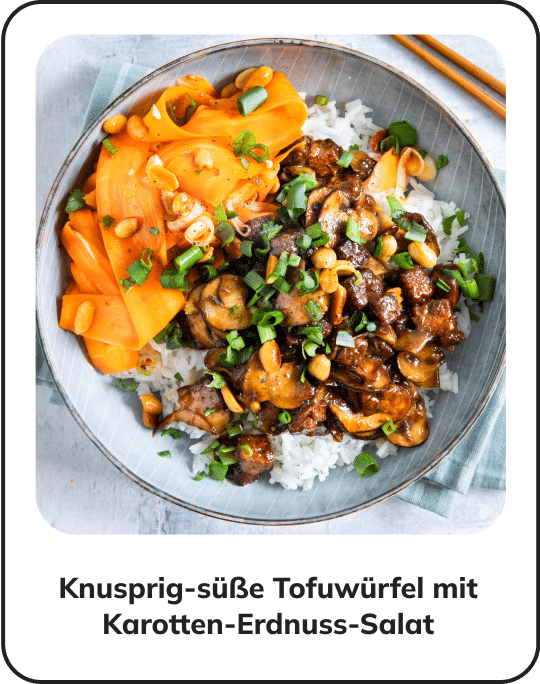 Knusprig-süße Tofuwürfel mit Karotten-Erdnuss-Salat