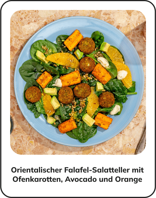 Orientalischer Falafel-Salatteller mit Ofenkarotten, Avocado und Orange