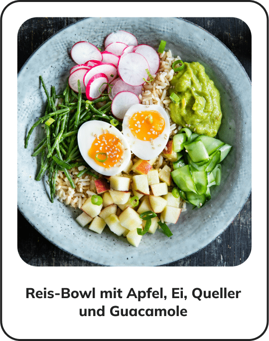 Reis-Bowl mit Apfel, Ei, Queller und Guacamole