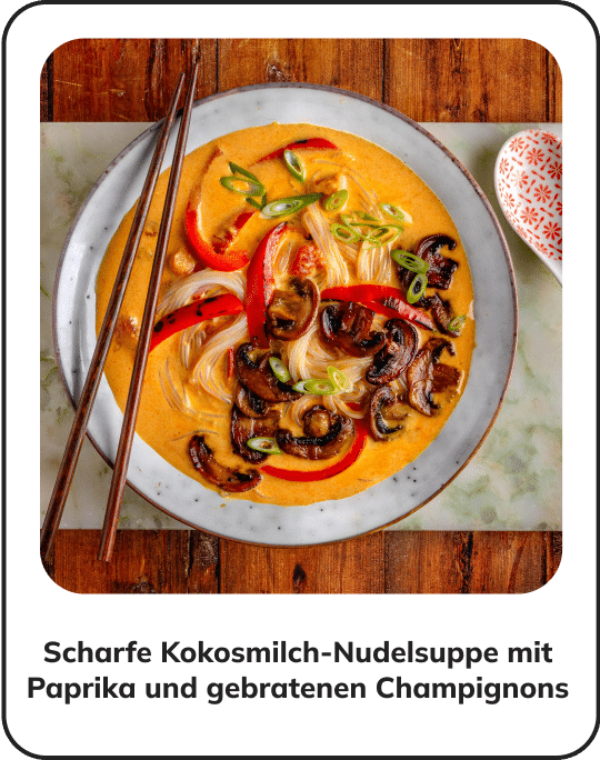 Scharfe Kokosmilch-Nudelsuppe mit Paprika und gebratenen Champignons